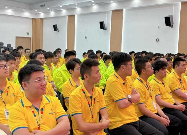 以热忱赴新程，以初心启华章——青华11月开学典礼圆满结束