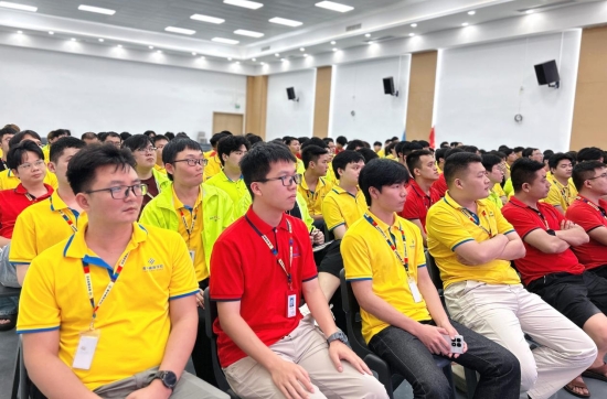 青华模具学校线下就业指导课，为毕业学子打通上岗通道