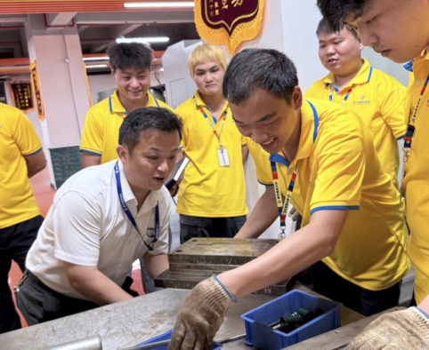 不用空洞课件，实物模具上手拆解，这才是模具学习该有的样子