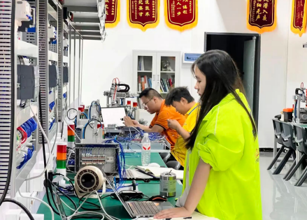 02 年大专女生零基础学 PLC 自动化，实习薪资 11000
