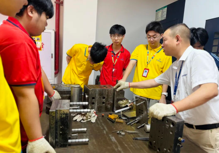 大专零基础逆袭五金模具设计｜月考第一，入职即试用期 10000