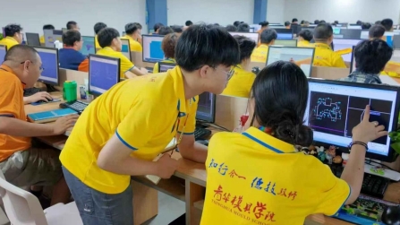 企业老板主动叮嘱：穿青华校服来，更显专业权威！